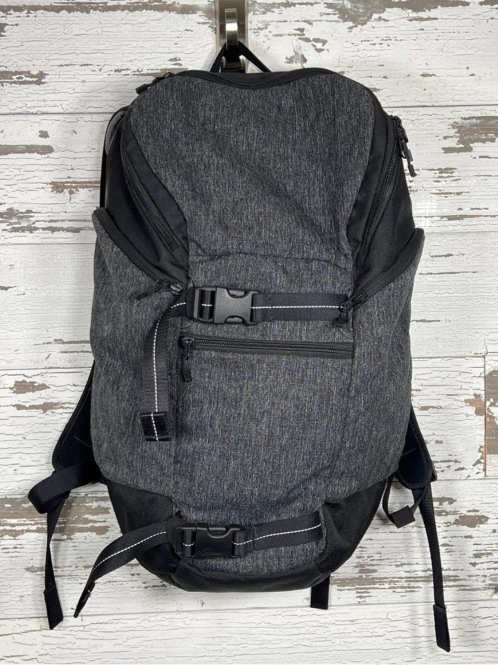 Lululemon Sojourn Backpack Black EUC